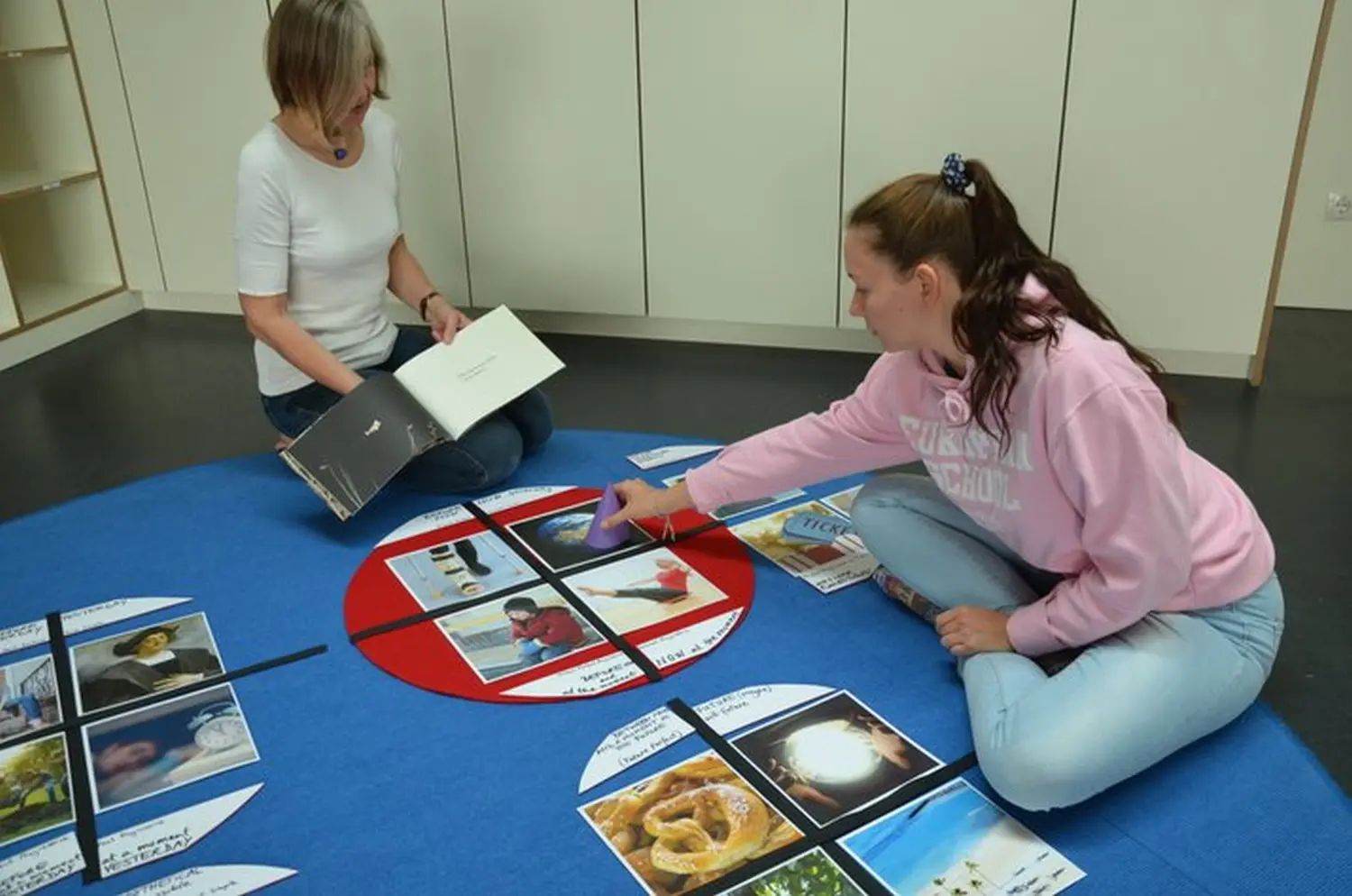 Living Montessori English - Birgitta Berger, ein Mädchen lernt durch das Modell der englischen Zeitformen