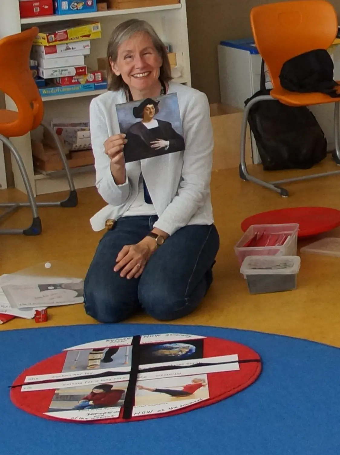 Living Montessori English - Birgitta Berger hält ein Foto